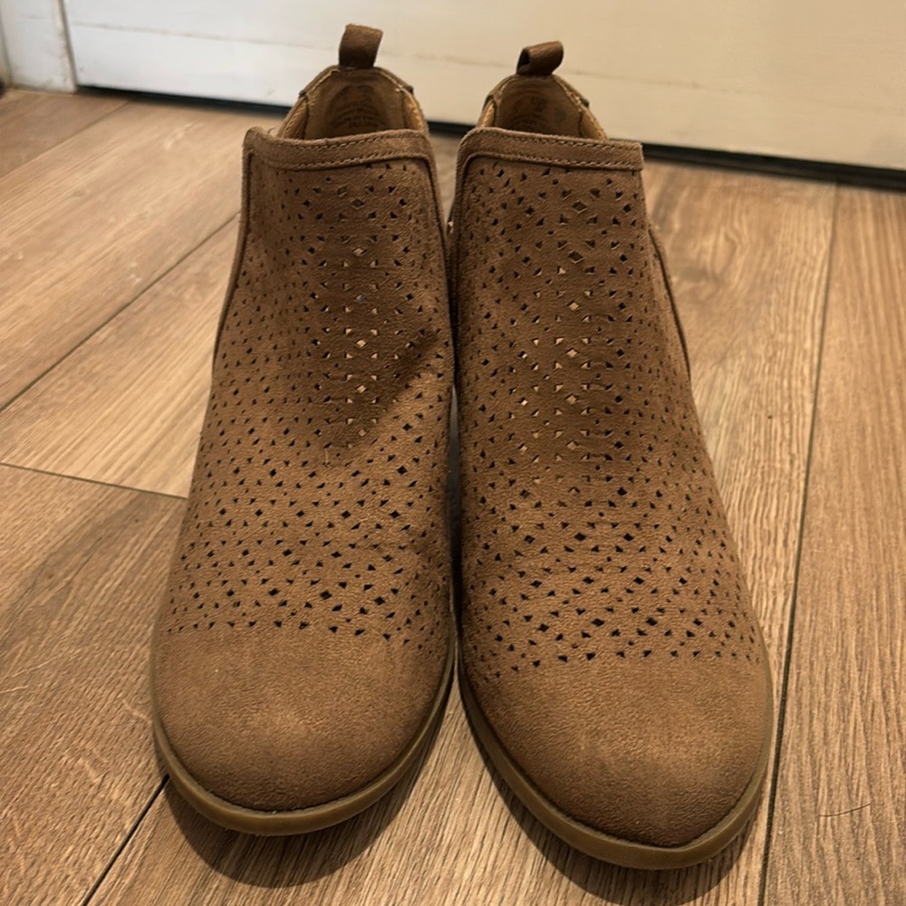Velocity suede shoes with memory foam